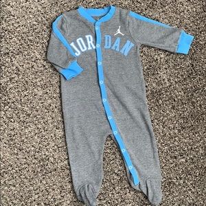 JORDAN FOOTED ONESIE | 6M